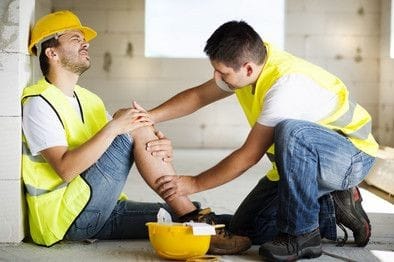 Trabajador lesionado siendo asistido por un compañero