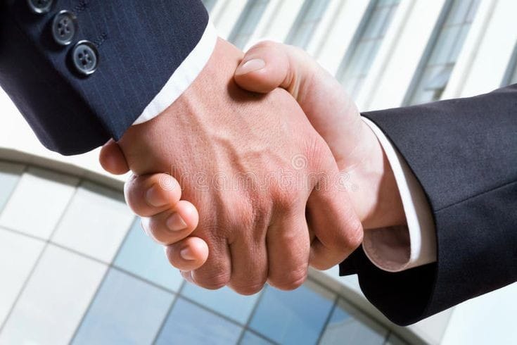 Representación gráfica de dos personas estrechando manos en señal de celebración de un contrato de negocios